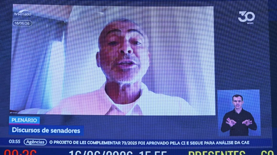Romário se manifesta e promete devolver salário após críticas