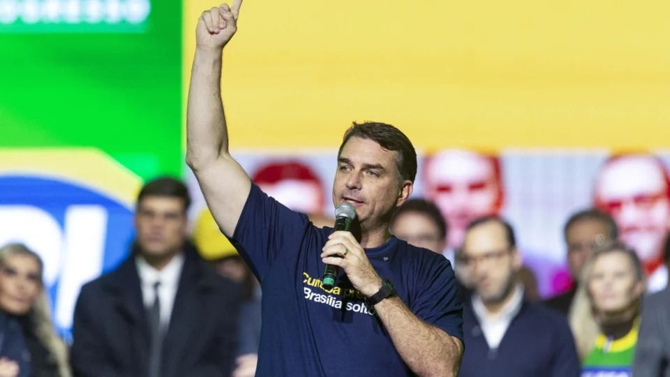 Crises não afastam Flávio do cenário eleitoral da direita