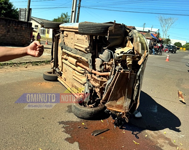 Carro conduzido por mulher grávida tomba após acidente em cruzamento de Cacoal, RO