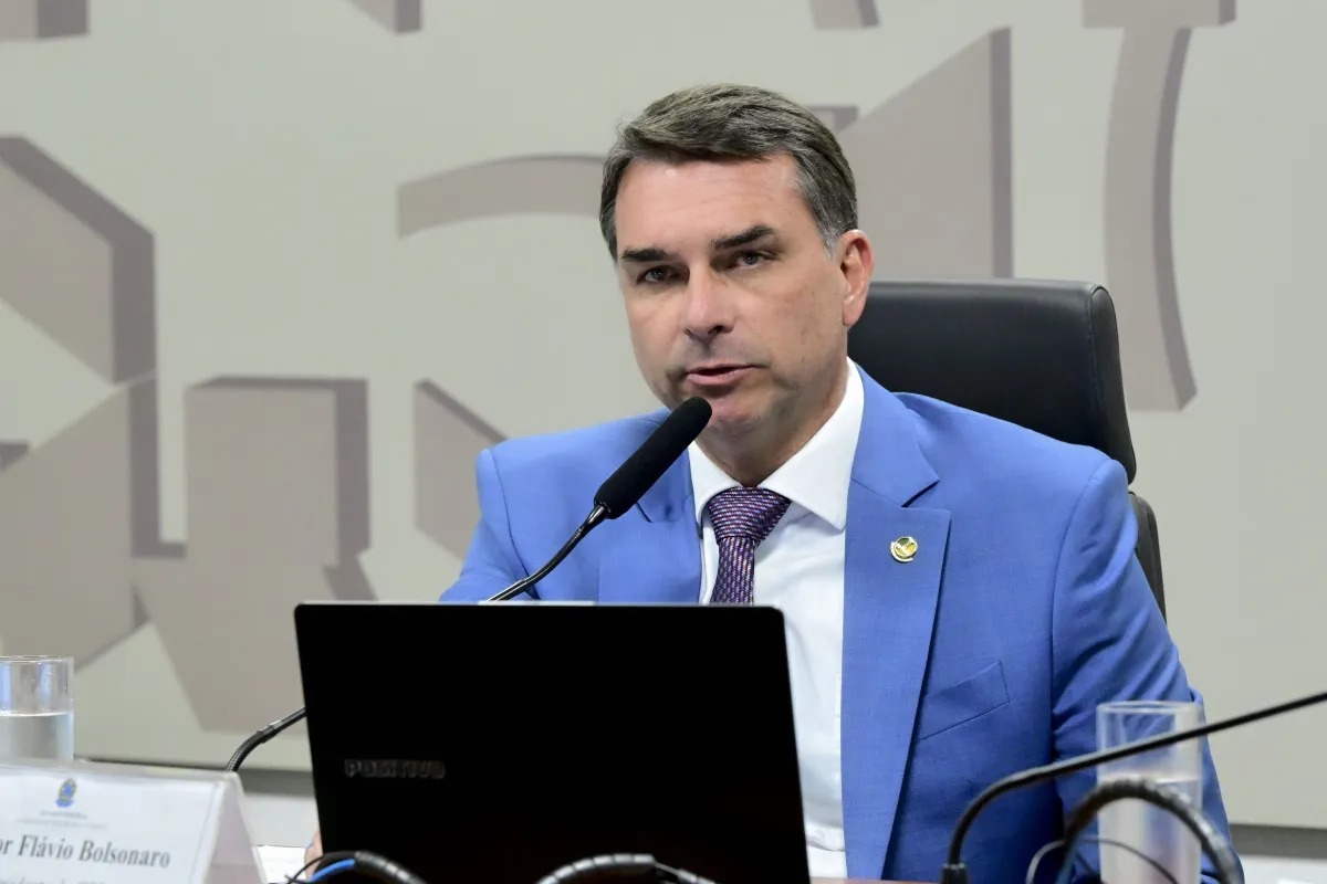 PL pede alinhamento político para sustentar defesa de Flávio em estados