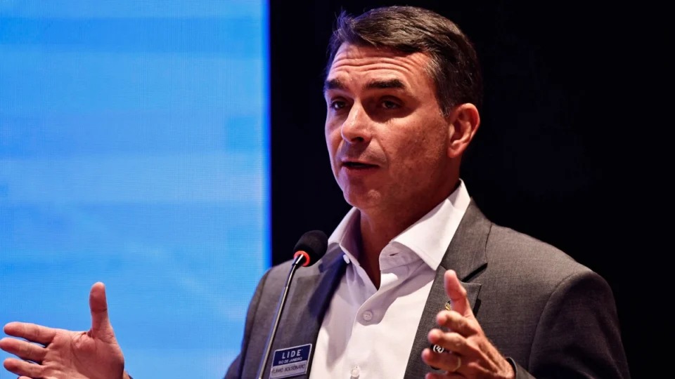 Flávio Bolsonaro critica postura de Lula diante do tarifaço