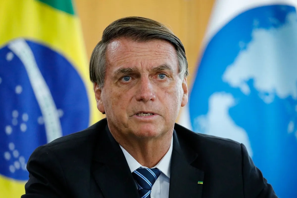 Armas de Bolsonaro serão entregues à Polícia Federal nesta segunda, diz defesa