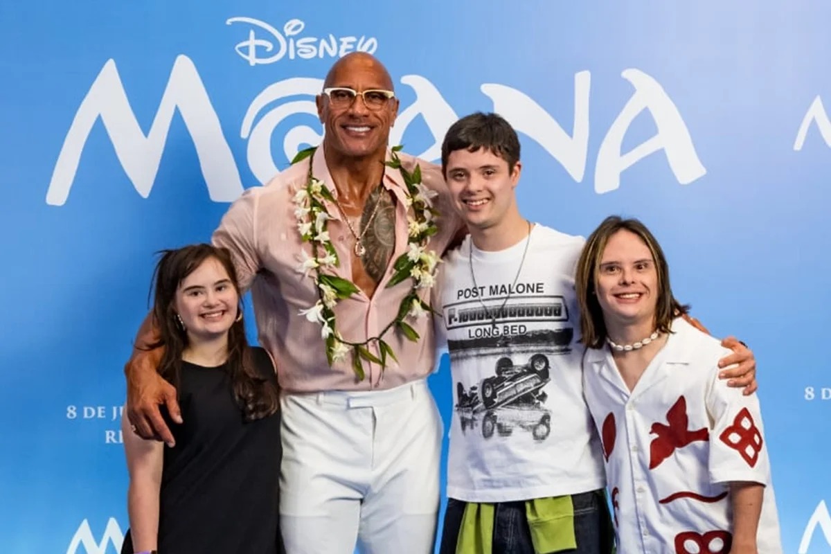 Atores com síndrome de Down conhecem astro The Rock