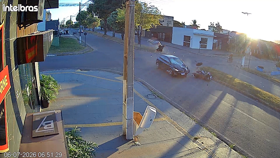 Motociclista quebra tornozelo após avançar preferencial e ser arremessado em acidente, em Cacoal, RO