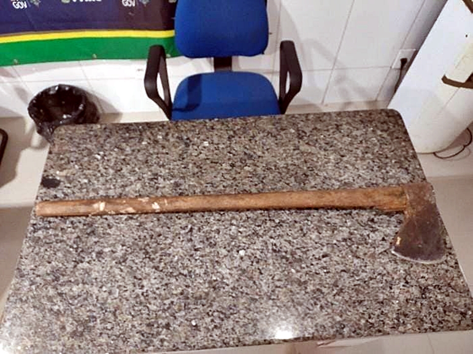 Homem armado com machado e facão é preso após confusão em posto no distrito do Riozinho, em Cacoal, RO