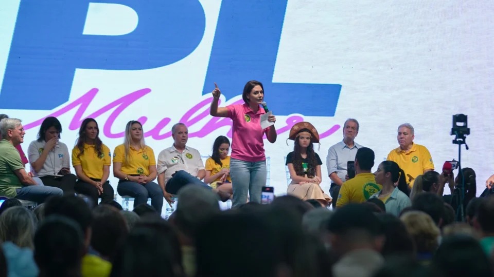 Michelle Bolsonaro aparece bem posicionada em pesquisa sobre eleição presidencial