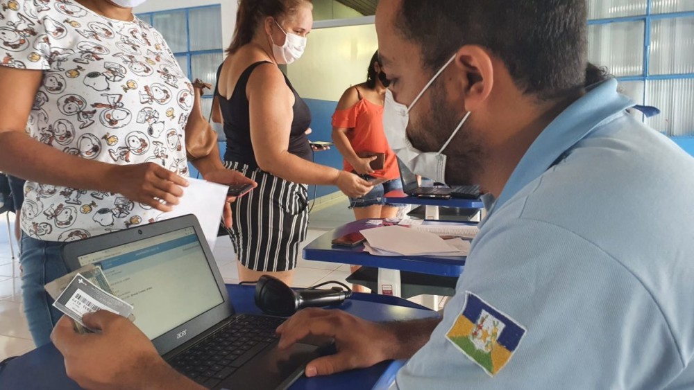Profissionais da educação da rede estadual de ensino recebem a primeira dose da vacina contra o Coronavírus em Jaru