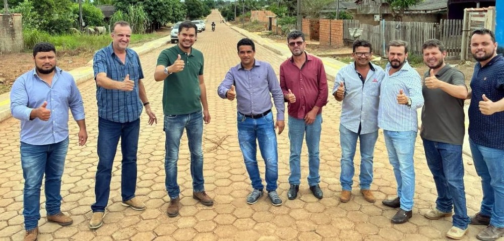 Prefeito Vanderlei Tecchio faz entrega de obra de pavimentação em blocos juntamente com deputado federal Expedito Netto