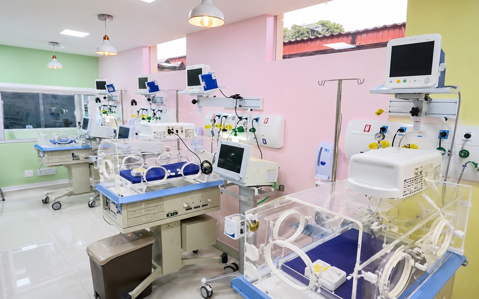 Vídeo antigo mostra Tony Pablo celebrando implantação de UTI neonatal