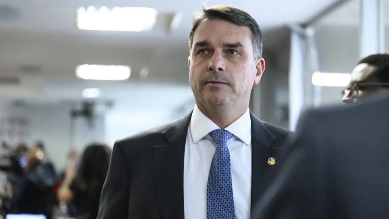 Carta do ex-presidente leva campanha de Flávio Bolsonaro ao TSE