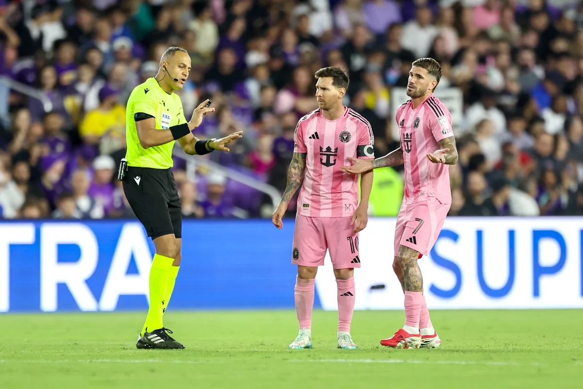 Messi nunca perdeu partidas apitadas por árbitro inglês antes de confronto