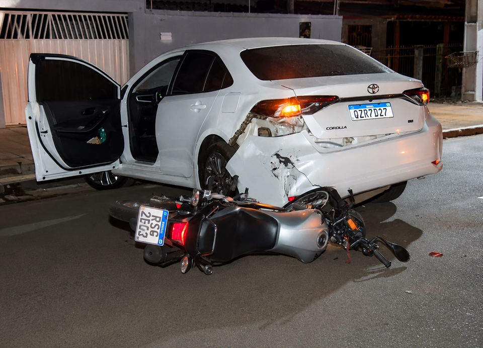 Motociclista fica ferido após bater na traseira de carro no centro de Cacoal, RO