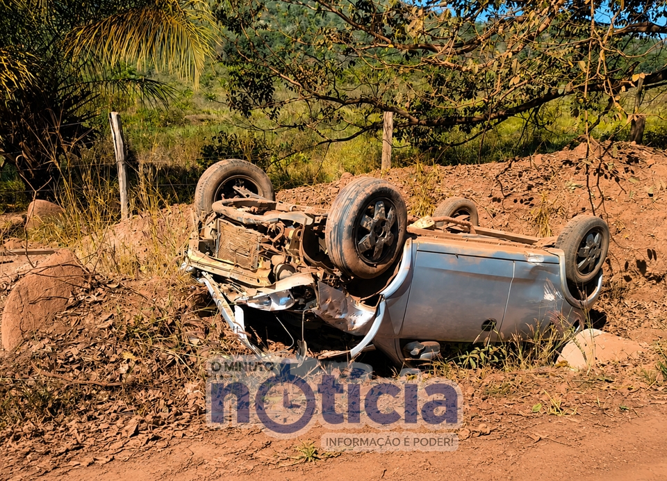 Corsa capota e é abandonado dentro de vala no bairro Alpha Park, em Cacoal, RO
