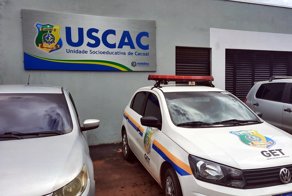 Adolescente com mandado de internação é conduzido para unidade socioeducativa em Cacoal, RO