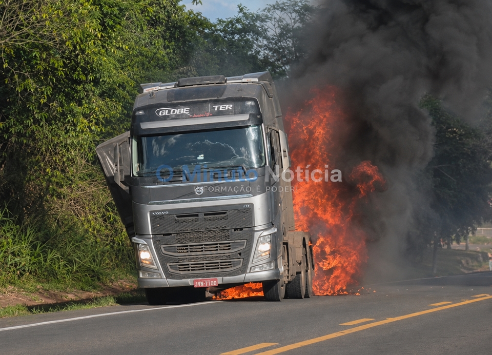 Bombeiros controlam incêndio em carreta bitrem carregada com arroz na BR-364, em Ariquemes, RO