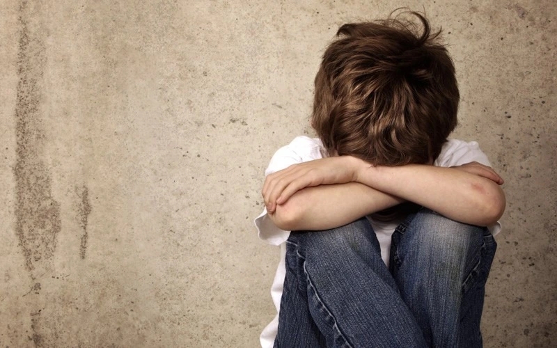 Criança de 8 anos é encontrada sozinha dentro de residência durante a madrugada em Cacoal, RO
