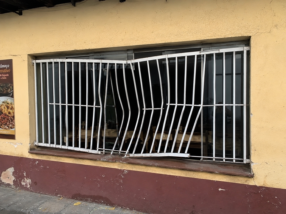 Restaurante tem janela serrada durante tentativa de invasão em Cacoal, RO
