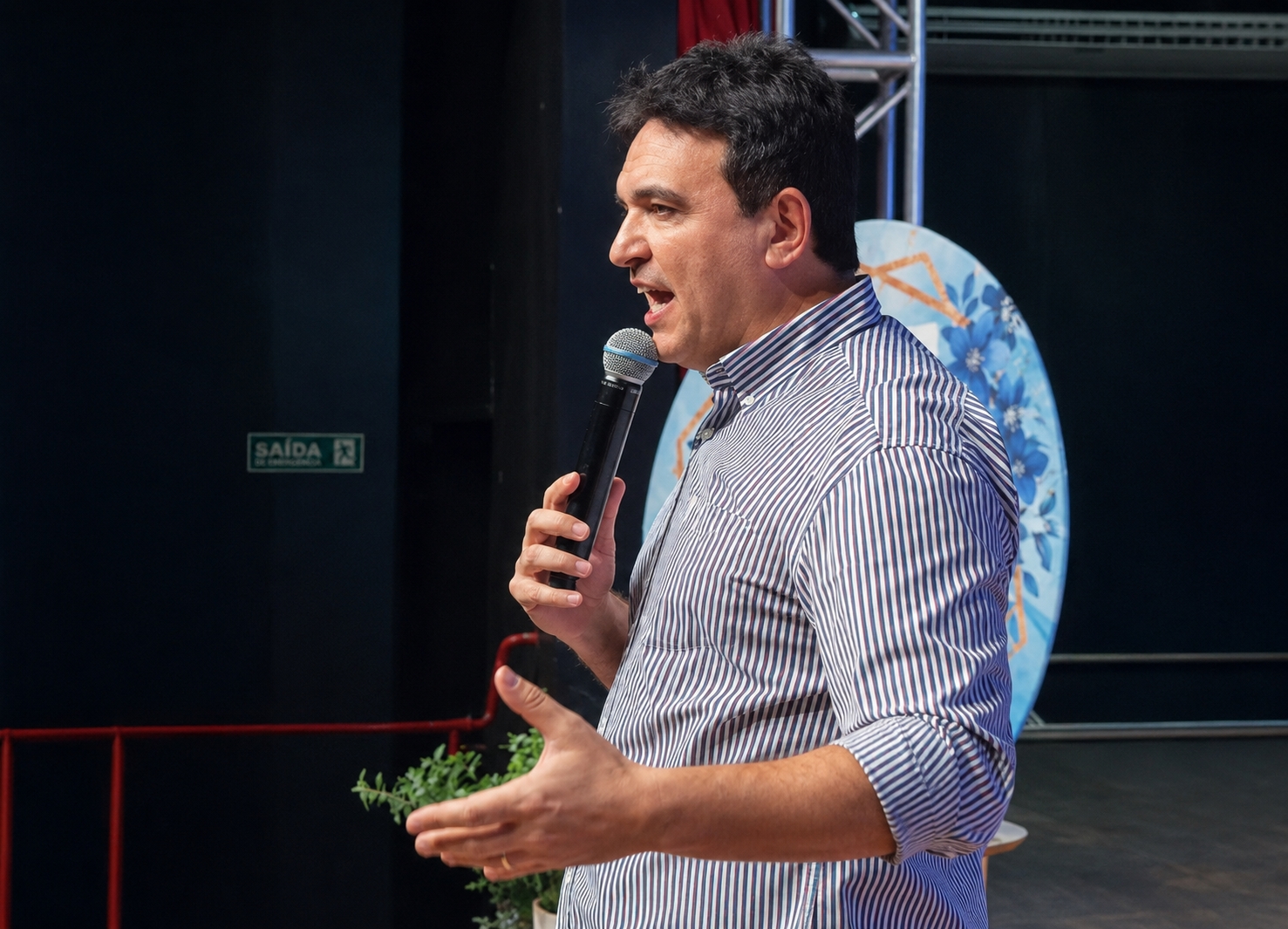 Prefeito Tony Pablo é vaiado por profissionais da educação no Teatro Municipal em Cacoal, RO