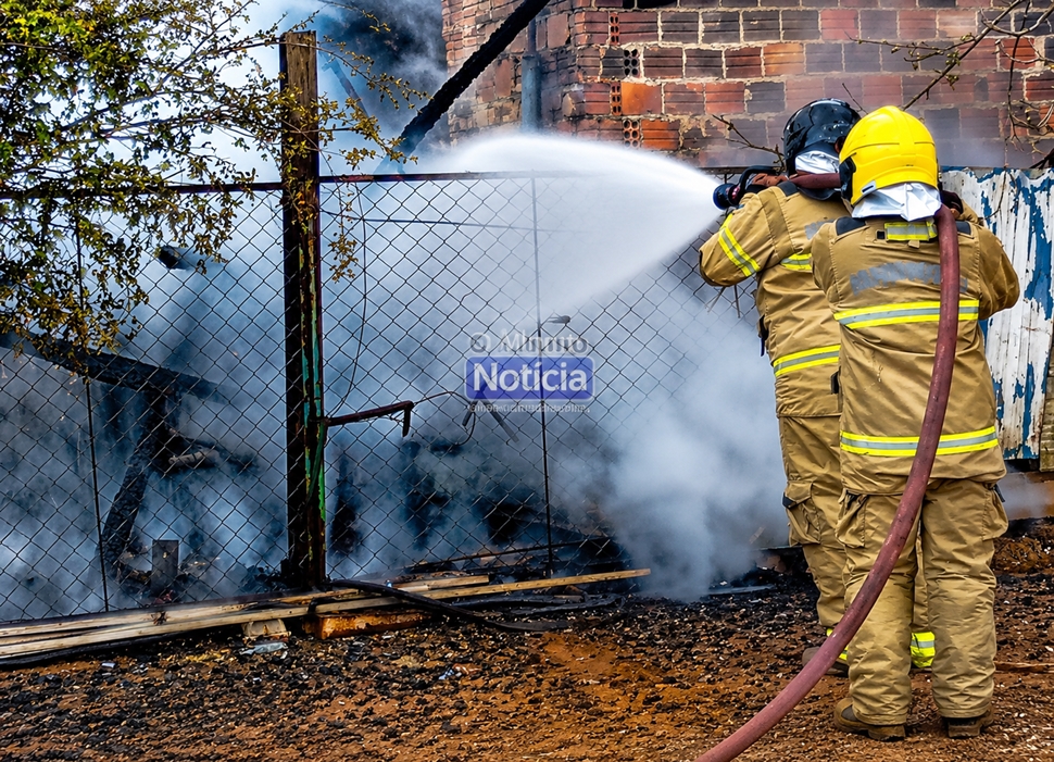 Bombeiros evitam que incêndio destrua oficina, em Ariquemes