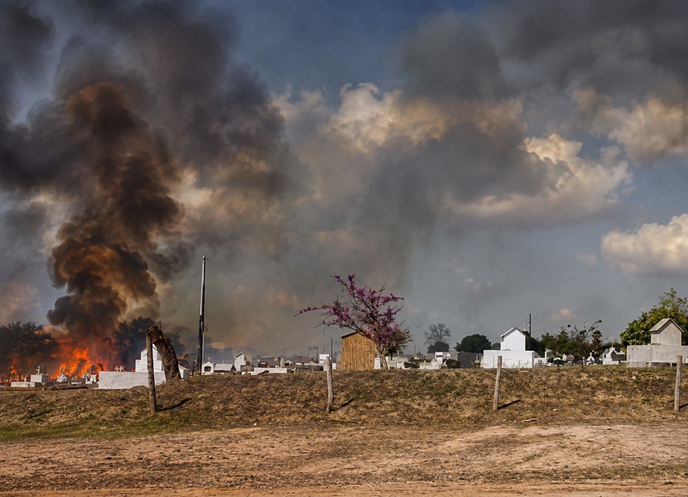 Incêndio próximo ao cemitério da Linha 6, ameaça residências em Cacoal, RO