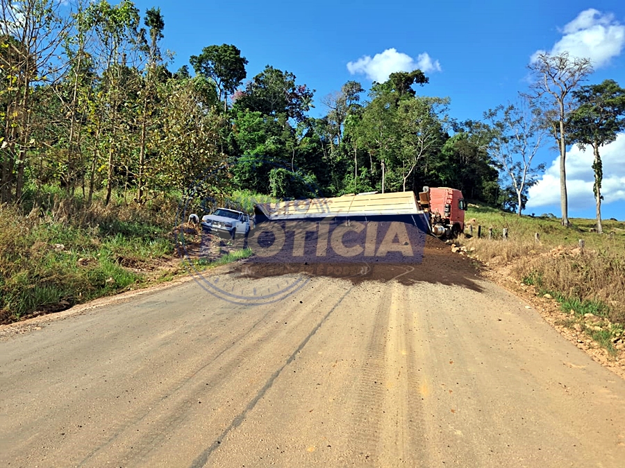 Caminhão tomba na Serra da Linha 5 e interrompe tráfego entre Rondônia e Mato Grosso