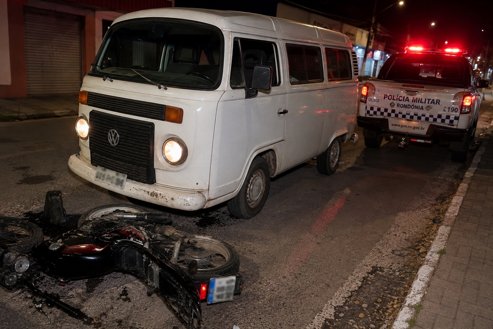 Motorista de Kombi é conduzido à delegacia após recusar bafômetro e resistir à abordagem em Cacoal, RO