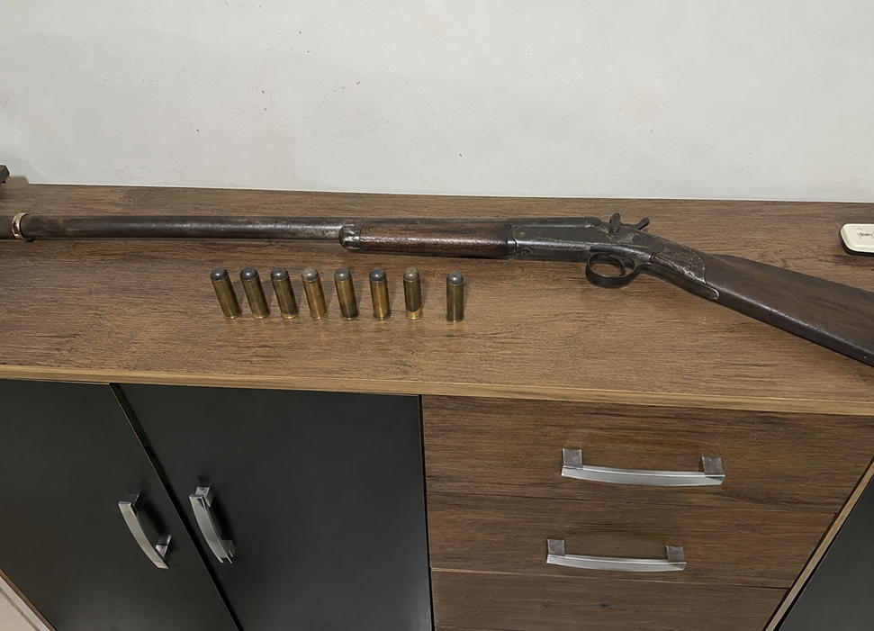 Arma de fabricação caseira e munições são apreendidas em residência de Cacoal, RO