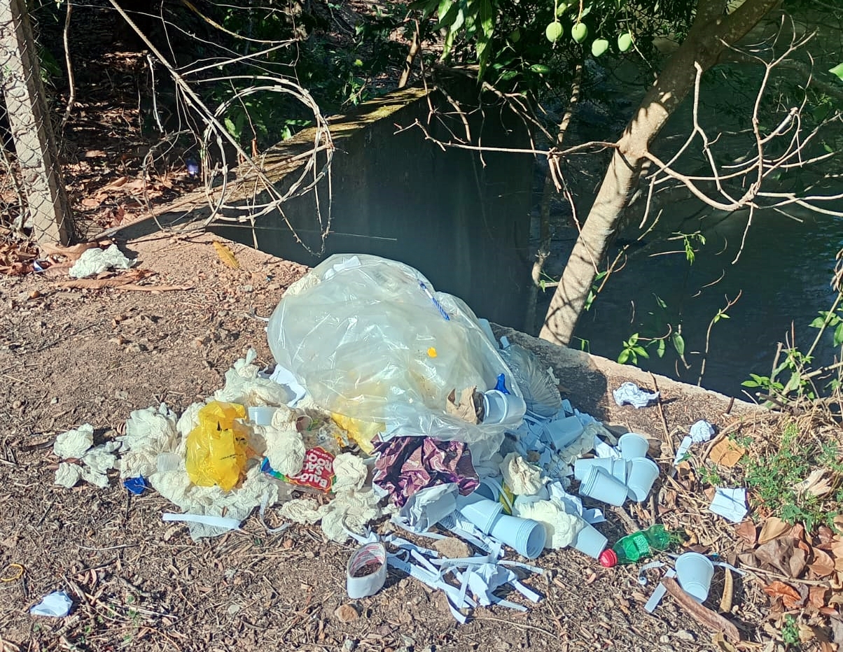 Mulher denuncia descarte irregular de lixo às margens do rio Pirarara, em Cacoal, RO