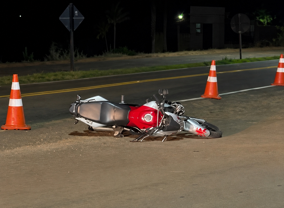Casal fica ferido após colisão entre caminhonete e motocicleta na marginal da BR-364, em Pimenta Bueno, RO
