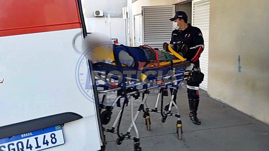 SAMU socorre motociclista após colisão entre moto e carro