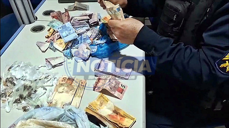 PM apreende arma, colete balístico, drogas e dinheiro