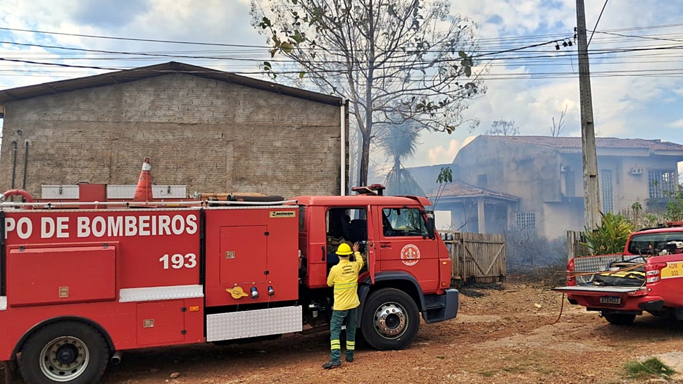 Incêndio de grandes proporções atinge vegetação e prédio antigo entre Teixeirão e Alfa Park, em Cacoal, RO