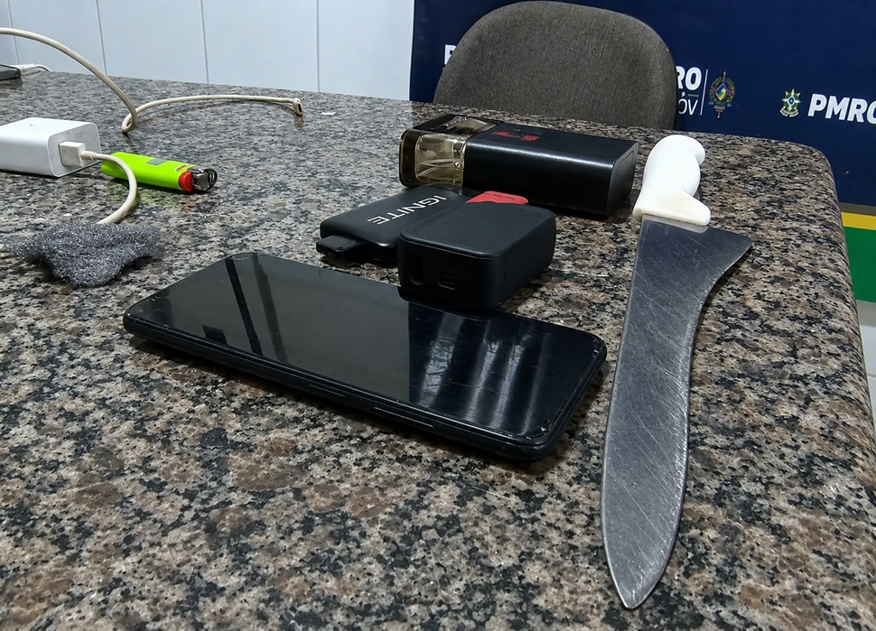 Homem invade residência armado com faca, entra em luta com morador