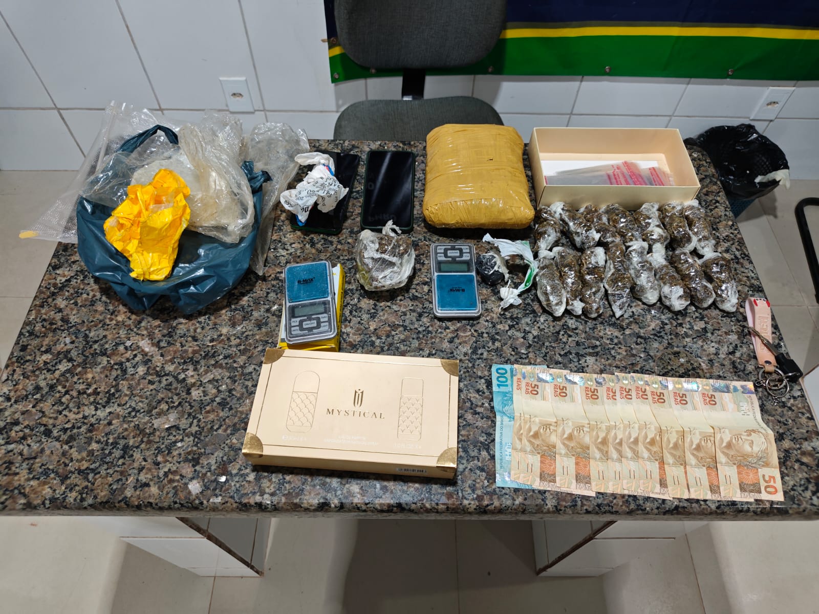 Ação da PM apreende drogas, dinheiro e balanças de precisão na Linha 9, em Cacoal, RO