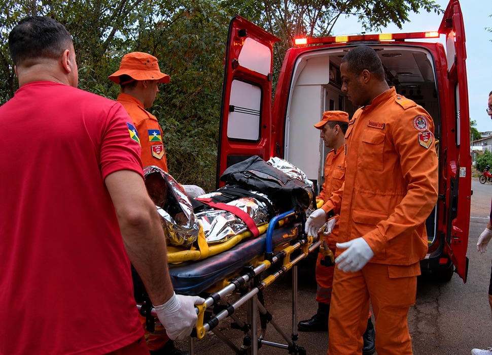 Idoso é resgatado após cair de ponte sobre o rio Pirarara, em Cacoal, RO