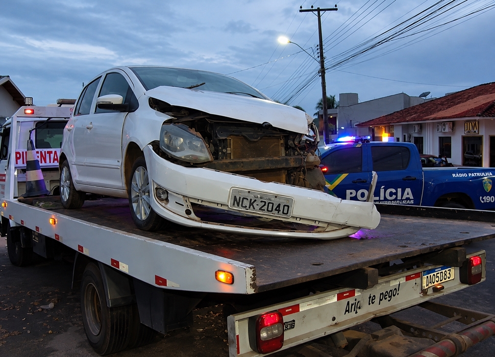 Colisão entre dois carros é registrada em cruzamento de Cacoal
