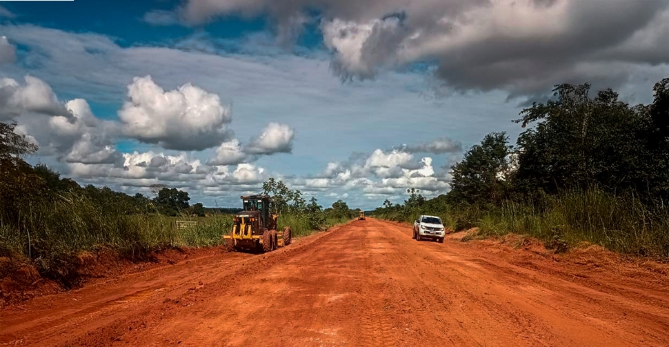 Moradores fecham RO-133 e cobram asfaltamento da Estrada do Calcário