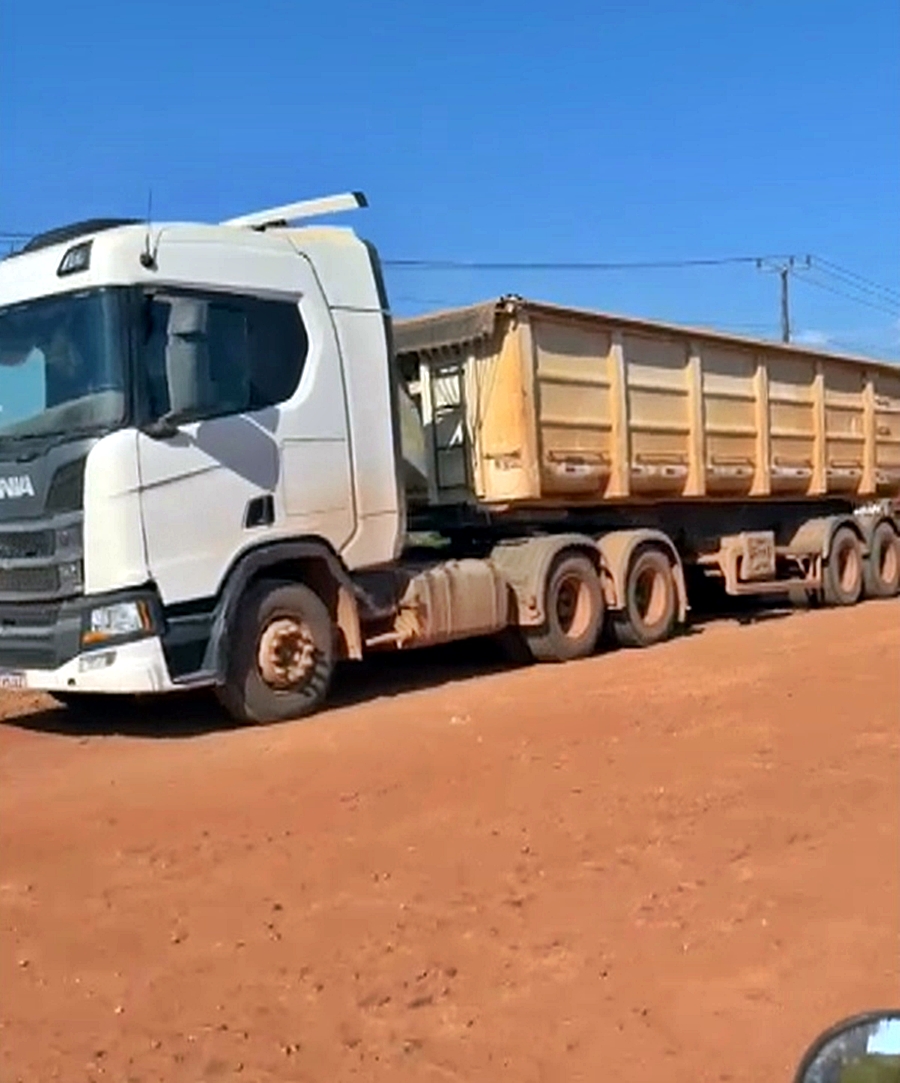 Após 20 anos de espera, moradores fecham RO-133 e cobram asfalto na Estrada do Calcário, em Espigão, RO