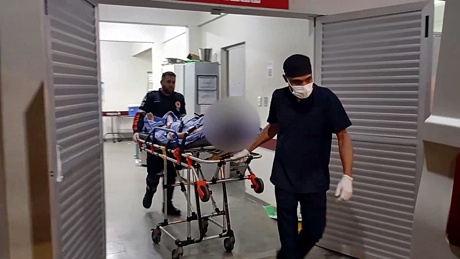 Ataque a faca deixa mulher em estado grave e irmão bastante ferido