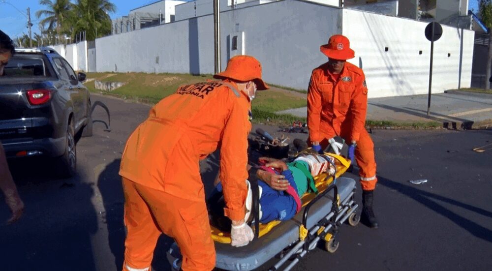 Motorista foge após colisão e deixa passageira ferida