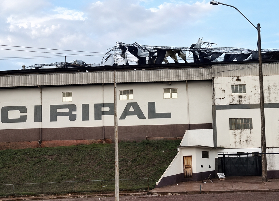 Ventania destrói parte da cobertura do estádio Caçolão durante temporal, em Rolim de Moura, RO