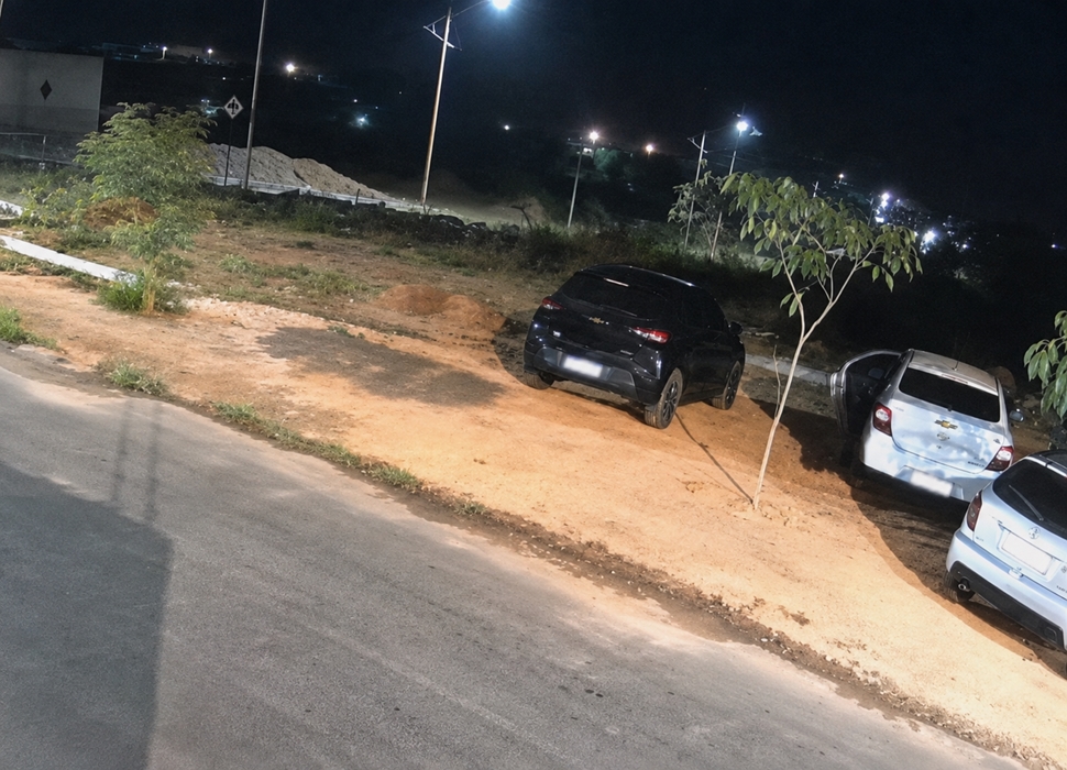Cacoal: Câmeras flagram homem furtando objetos de veículos e deixam moradores do Paineiras em alerta