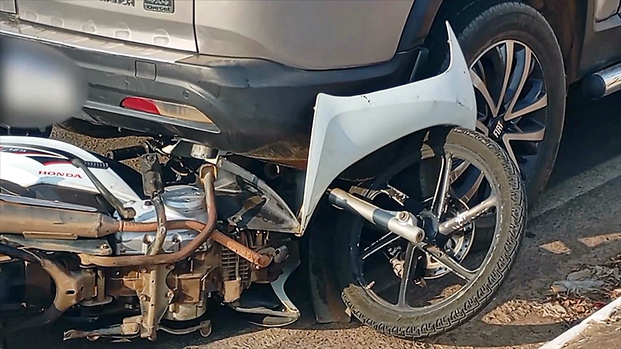 Motociclista fica ferida após colisão durante manobra de marcha a ré