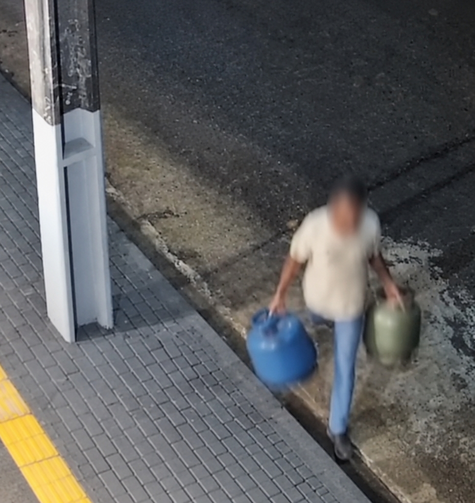 Homem é flagrado furtando botijas de gás no bairro Greenville, em Cacoal, RO