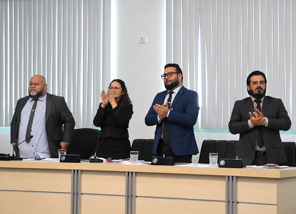 Greve em Cacoal: aplaudido de pé por vereadores, Fernando Neves cobra diálogo da administração
