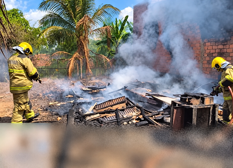 Incêndio destrói casa de madeira em Pimenta Bueno, RO