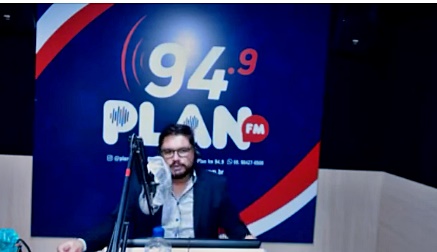 (Vídeo) Roni Freitas está de volta ao jornalismo da Plan FM 94,9 Mhz, em Jaru, RO