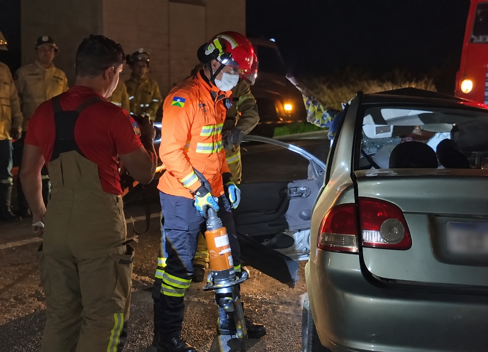 Motorista de 66 anos morre em colisão frontal com caminhão