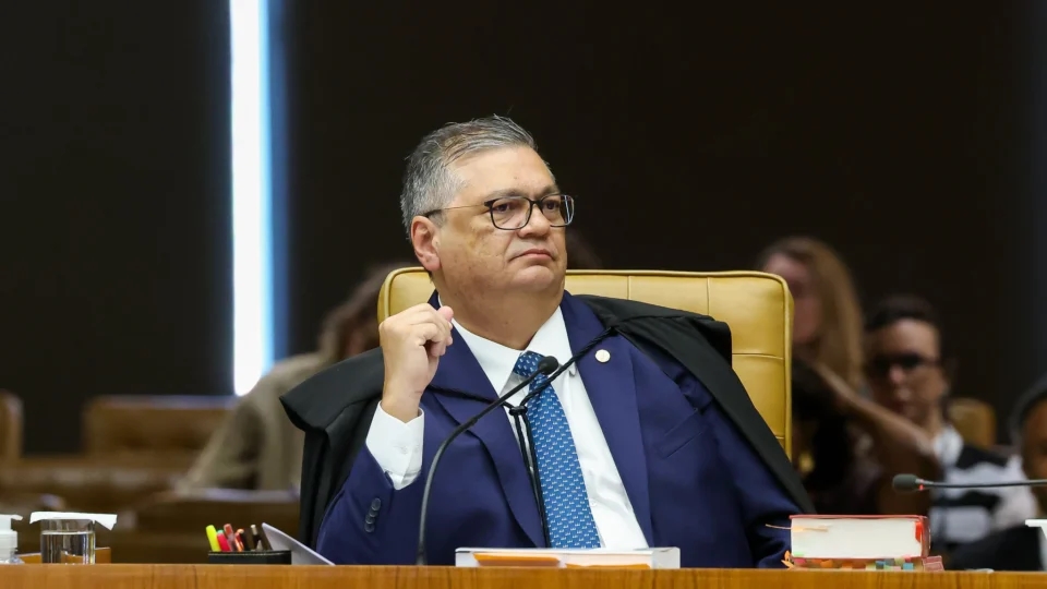 Dino pede vista e suspende julgamento sobre investigação de Moraes
