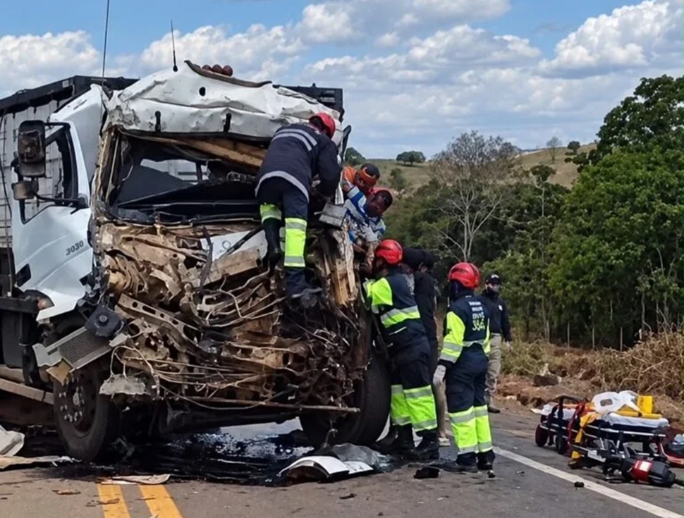 Acidente na BR-364 envolve caminhão boiadeiro e carreta perto de Cacoal